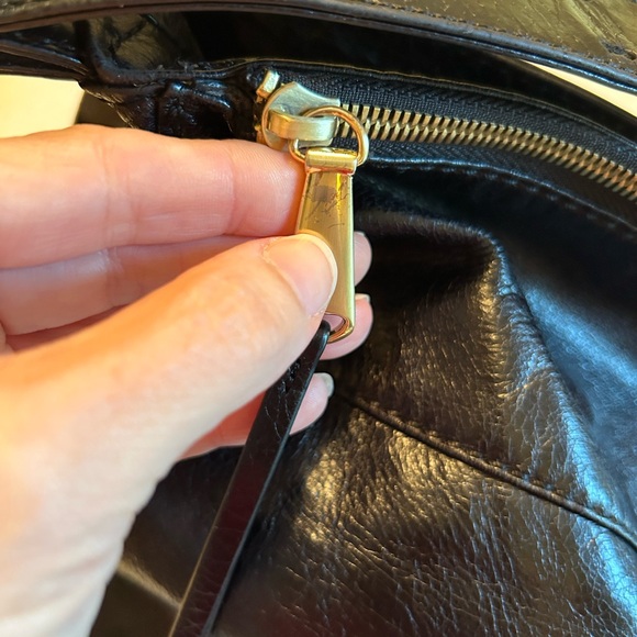 Hobo International Brand Shoulder Bag in distressed Black Leather - Picture 11 of 14